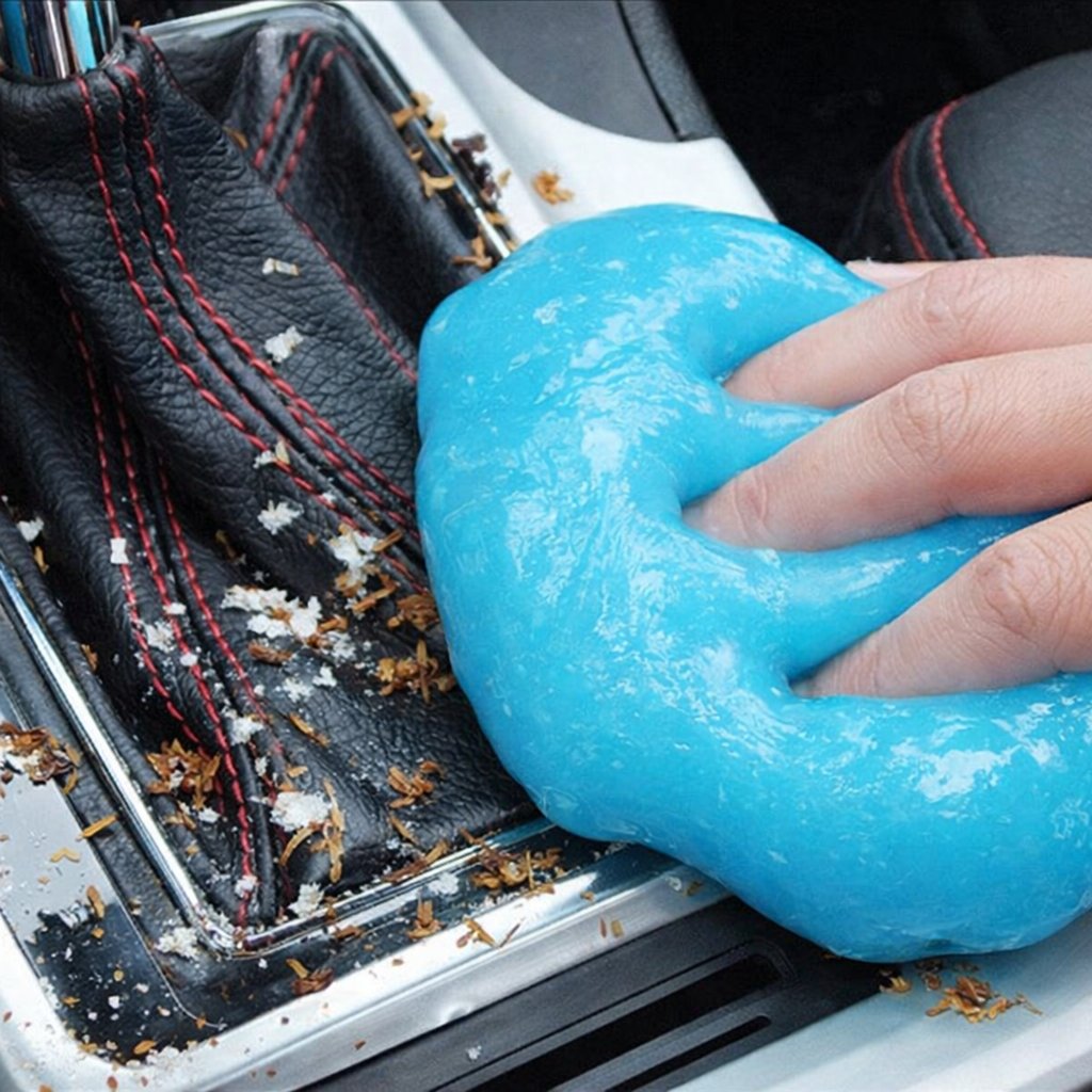 CleanGel cleaning car gearshift